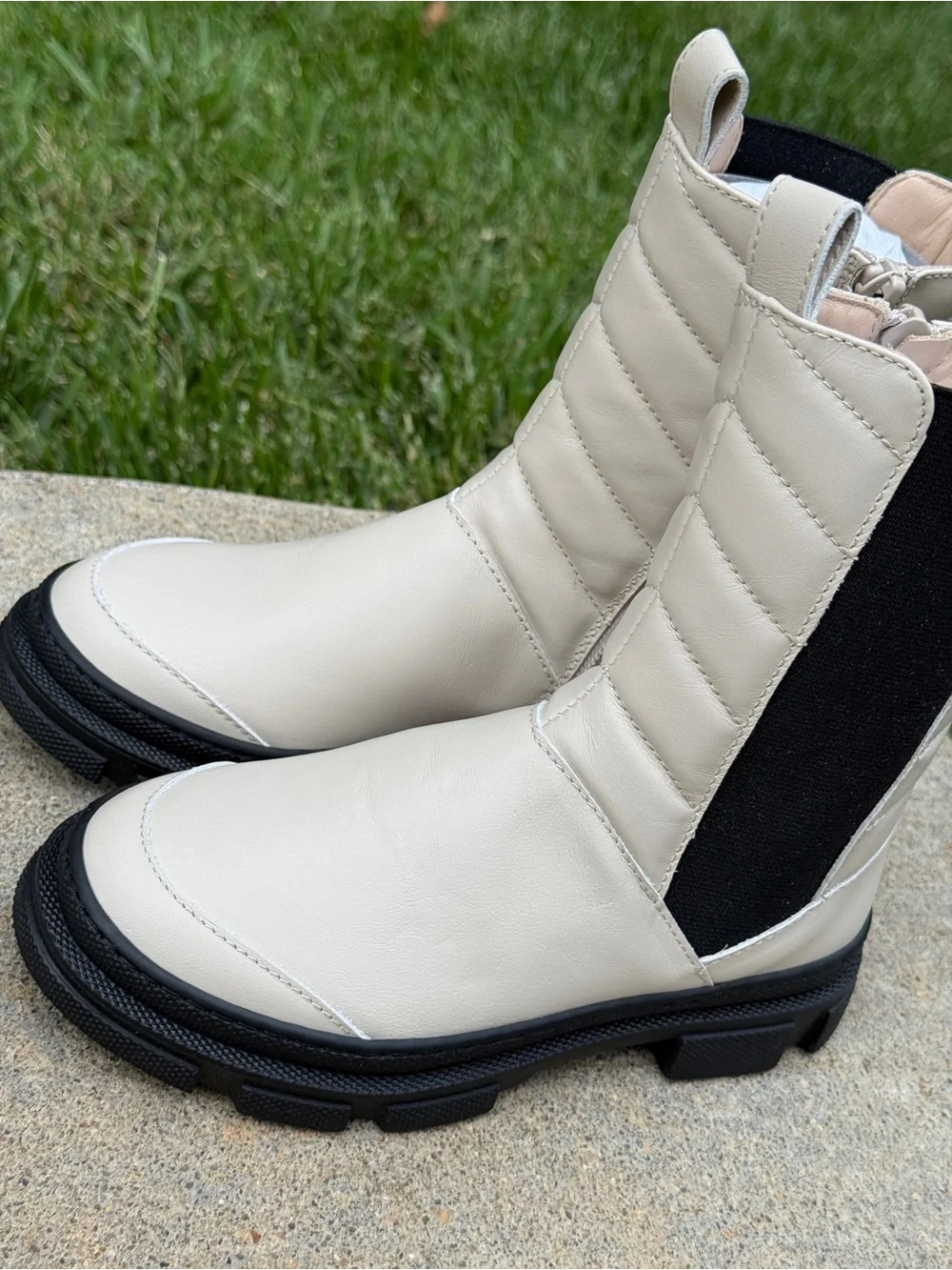 New Luxelim size 29 Chelsea leather boots ivory/black